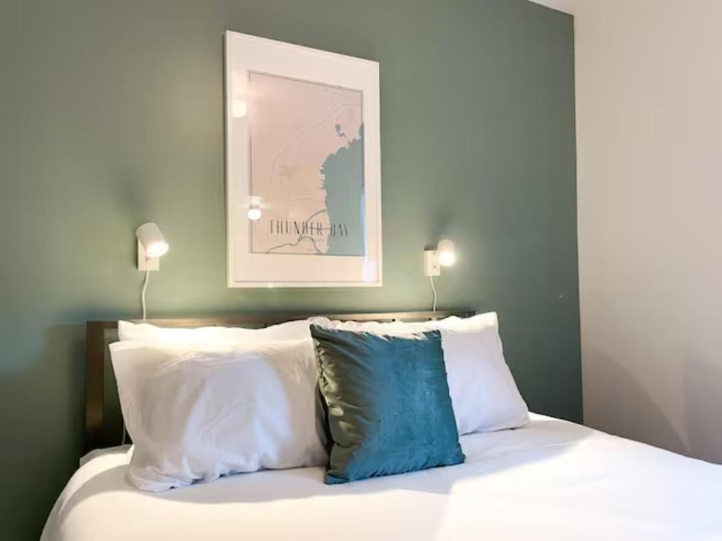 Lake Superior Boutique Hotel Тъндърбей Екстериор снимка