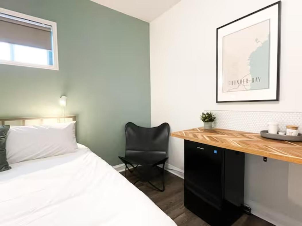 Lake Superior Boutique Hotel Тъндърбей Екстериор снимка