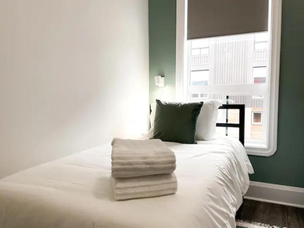 Lake Superior Boutique Hotel Тъндърбей Екстериор снимка