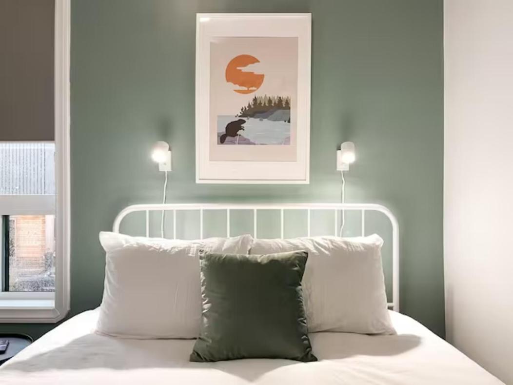 Lake Superior Boutique Hotel Тъндърбей Екстериор снимка